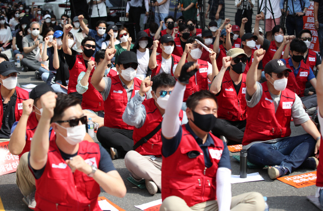 지난 8일 서울 마포구 애경그룹 본사 앞에서 열린 이스타항공노동자 결의대회 참가자들이 정부 여당이 이스타항공사태를 해결할 것을 촉구하고 있다. /연합뉴스