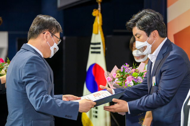 롯데카드는 김창권 롯데카드 부회장이 ‘2020년 장애인 고용촉진대회’에서 장애인 고용촉진 유공자 사업주로 선정돼 대통령 표창을 수상했다고 17일 밝혔다. 최문석(오른쪽) 롯데카드 경영지원부문장이 16일 서울 JW 메리어트 호텔에서 열린 시상식에서 표창을 대리 수상하고 있다. /사진제공=롯데카드