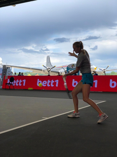 베를린 템펠호프 공항 격납고에서 테니스 연습을 하는 페트라 크비토바. /출처=크비토바 소셜미디어