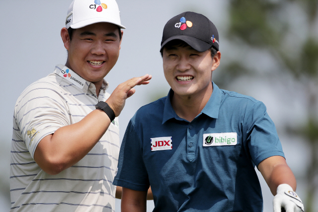 17일 KPGA 오픈 2라운드에서 같은 조로 경기하며 환하게 웃는 김주형(왼쪽)과 김민규. /사진제공=KPGA