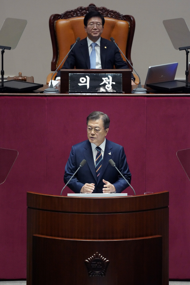 문재인 대통령이 16일 국회에서 열린 제21대 국회 개원식에서 연설하고 있다. /연합뉴스