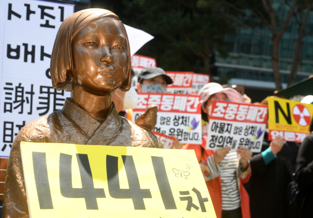 지난 5월27일 서울 종로구 옛 일본대사관 앞에서 제1441차 일본 성노예제 문제해결을 위한 수요집회가 열리고 있다. /권욱기자