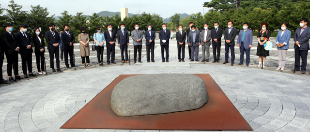 김부겸 전 의원이 18일 오전 경남 김해시 봉하마을을 찾아 노무현 전 대통령 묘역에 참배하고 있다./연합뉴스