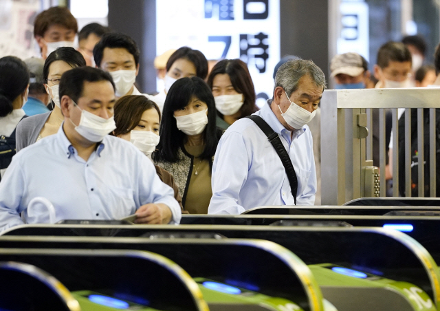 지난 10일 일본 도쿄 신주쿠역에서 시민들이 출근하고 있다./EPA연합뉴스