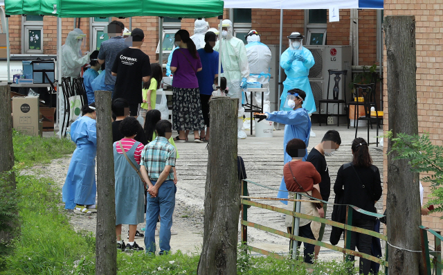 대전시 서구 한 교회에 설치된 선별진료소에서 신종 코로나바이러스 감염증(코로나19) 검사를 진행하고 있다. /연합뉴스