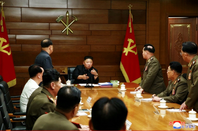 북한은 18일 노동당 본부청사에서 김정은 위원장이 주재한 가운데 당 중앙군사위원회 확대회의를 열고, 이어 비공개회의를 열었다고 조선중앙통신이 19일 보도했다. /연합뉴스