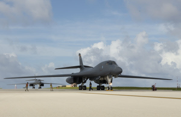 ‘죽음의 백조’로 불리는 미 공군 전략폭격기 B-1B 랜서 2대가 17일 괌 앤더슨 공군기지에 착륙하고 있다./사진제공=미 공군