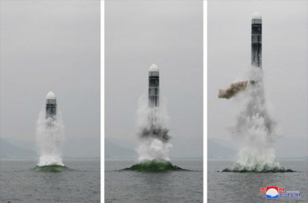 북한이 지난 2019년 10월 신형 잠수함탄도미사일(SLBM)인 북극성-3형의 시험발사를 공개한 모습./조선중앙통신=연합뉴스
