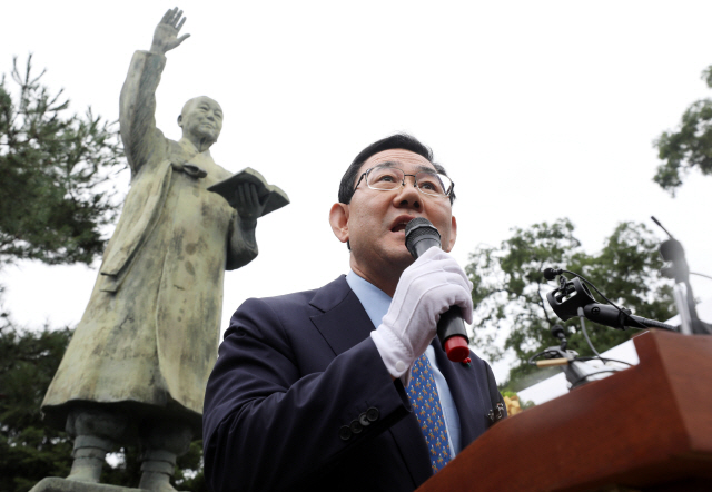 주호영 미래통합당 원내대표가 19일 서울 종로구 이화장에서 열린 이승만 전 대통령 서거 55주기 추모식에서 추모사를 하고 있다./연합뉴스