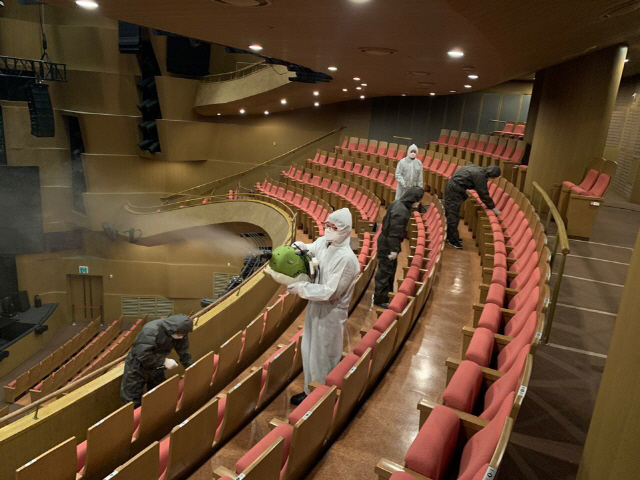 신종 코로나바이러스 감염증(코로나19) 여파로 주요 공연들이 멈춰서면서 관련 단체들의 운영난이 심각해지고 있다. 서울 시내 한 공연장이 코로나19 감염 확산 방지를 위한 공연장 소독을 진행하고 있다./사진=연합뉴스