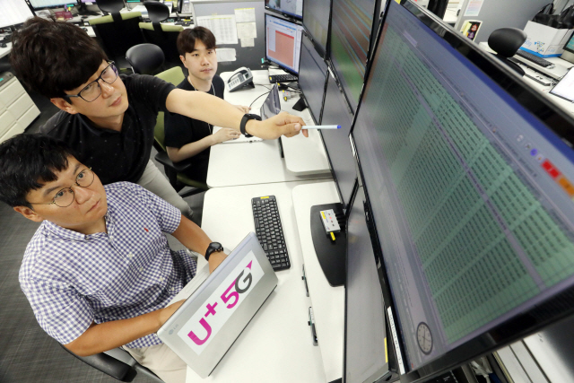 LG유플러스 직원들이 서울 강서구 마곡사옥에서 5G 통신망의 품질을 점검하고 있다. /사진제공=LG유플러스