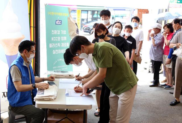 서울 종로에 위치한 통인시장을 방문한 고객들이 KCC가 직접 만든 에코백을 받아가고 있다. /사진제공=KCC