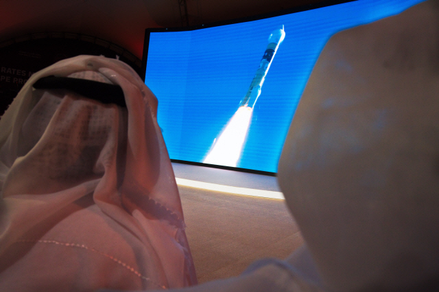 아랍에미리트(UAE) 시민들이 20일(현지시간) 두바이의 무함마드 빈 라시드 우주센터(MBRSC)에서 화성탐사선 ‘아말’(희망)의 발사 장면을 지켜보고 있다. /AP연합뉴스