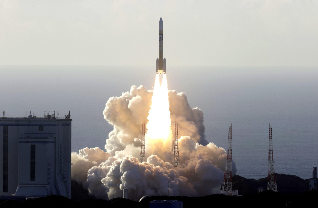 아랍에미리트(UAE)의 화성탐사선 ‘아말’을 탑재한 ‘H2A’ 로켓이 20일(현지시간) 일본 다네가시마우주센터에서 발사되고 있다. 아말은 아랍권에서는 처음 발사된 화성탐사선이다.   /로이터연합뉴스