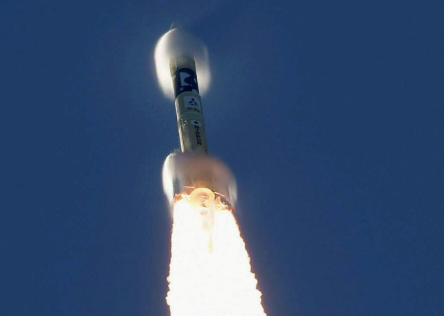 아랍에미리트(UAE)의 화성탐사선 ‘아말’을 탑재한 ‘H2A’ 로켓이 20일 일본 다네가시마우주센터에서 발사되고 있다.   /로이터연합뉴스