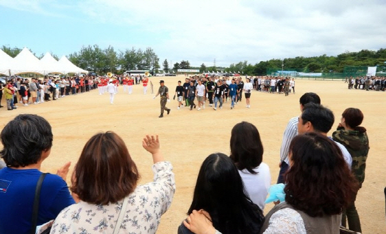 육군에 입영하는 장정들의 가족이 입영 장정들을 환송하고 있다.   /연합뉴스