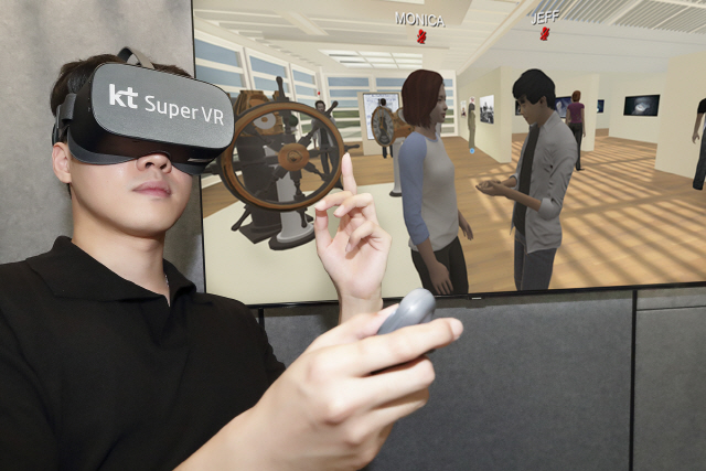 KT 직원들이 20일 가상현실(VR) 속에서 원어민으로부터 외국어 등을 배울 수 있는 VR 어학 연수 프로그램를 체험하고 있다./사진제공=KT