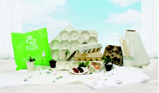 친환경 소셜벤처 마린이노베이션이 해조류 부산물로 만든 종이컵, 계란판, 쟁반 등의 제품들 /사진제공=SK이노베이션
