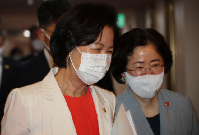 추미애 법무부 장관(왼쪽)이 14일 정부서울청사에서 열린 국무회의에 참석하고 있다. /연합뉴스
