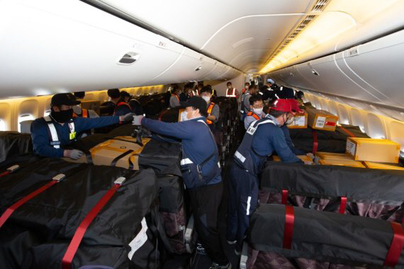 대한항공 직원들이 여객기(B777-300) 좌석에 장착한 카고시트백에 항공화물을 적재하고 있다. /사진제공=대한항공
