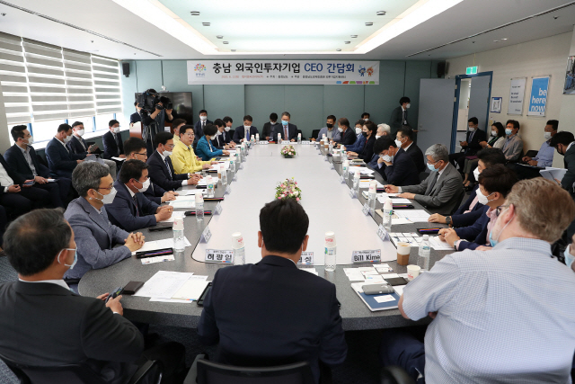 양승조 충남도지사가 외국인투자기업 최고경영자들과 간담회를 갖고 애로사항 및 건의사항을 청취하고 있다./사진제공=충남도