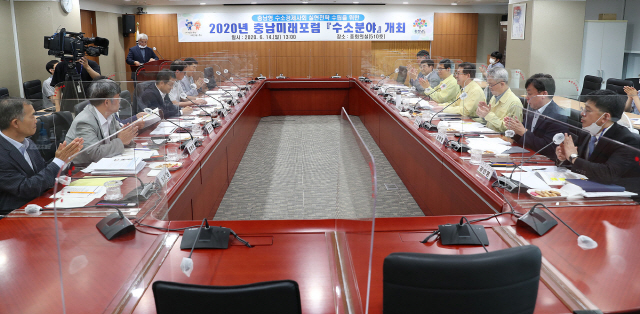 양승조 충남도지사 등이 ‘2020년 충남미래포럼 수소분야 토론회’에 참석해 국내외 수소에너지 정책 및 최근 기술 동향을 공유하고 충남도 차원의 정책과제 발굴 방안을 논의하고 있다./사진제공=충남도