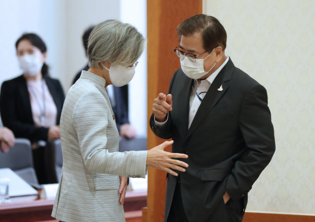 서훈 청와대 국가안보실장과 강경화 외교부 장관(왼쪽)이 21일 오전 청와대에서 열린 국무회의에 참석하기 전 대화를 나누고 있다./연합뉴스