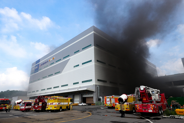 21일 오전 경기도 용인시 처인구 양지면 제일리의 한 물류센터에서 불이 나 소방관들이 진화작업을 하고 있다. /경기도소방재난본부 제공