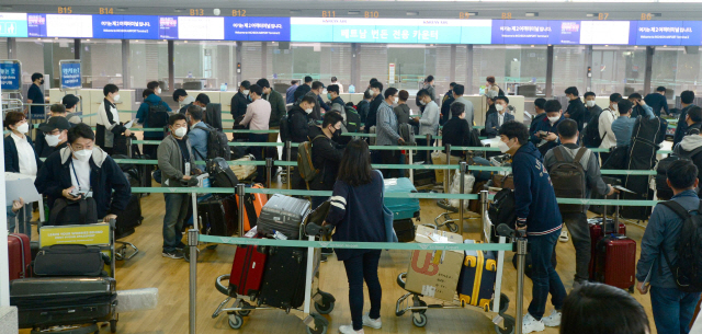 지난 4월 전세기를 이용해 베트남으로 향하는 한국 기업인 출장단이 인천국제공항 2터미널에서 출국 수속을 하고 있다. /이호재기자