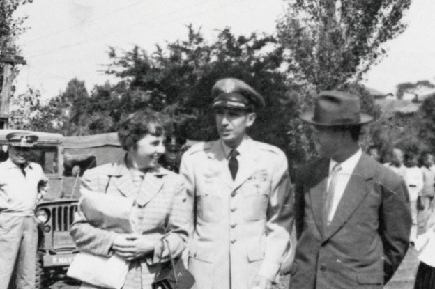 6·25전쟁 당시 딘 헤스(가운데) 미 공군대령이 길성운(맨 오른쪽) 제주지사와 대화를 나누고 있다.   /사진제공=제주도