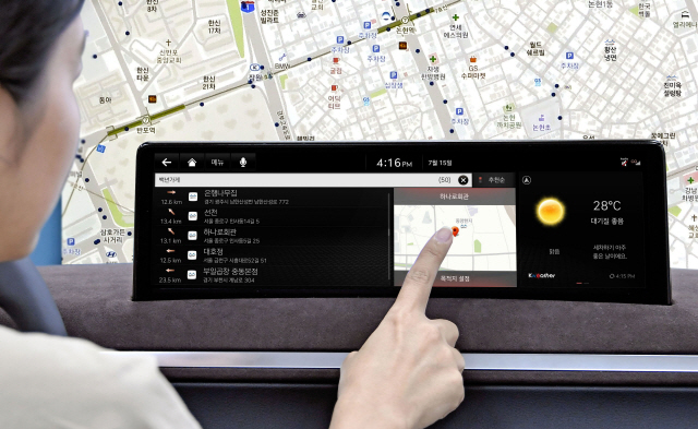 현대기아차 운전자가 내비게이션에서 백년가게 위치를 검색하고 있다./사진제공=중기부