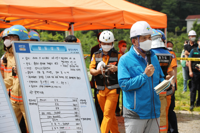 21일 오전 화재가 발생한 경기 용인시 처인구 양지면 SLC 물류센터에서 안전보건공단 관계자가 상황설명을 하고 있다. /연합뉴스