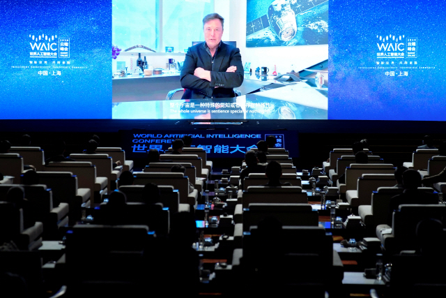 중국 상하이에서 지난 9일 열린 세계인공지능회의(WAIC) 개막식에서 일론 머스크 테슬라 최고경영자(CEO)가 영상 메시지를 전하고 있다./로이터연합뉴스