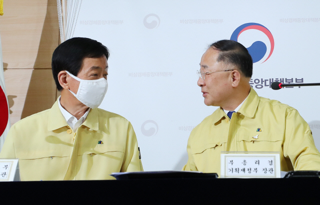 홍남기 경제부총리 겸 기획재정부 장관(오른쪽)과 진영 행안부 장관이 10일 오전 정부서울청사에서 6·17 부동산 정책 후속 대책 발표를 마친 뒤 이야기를 하고 있다./연합뉴스