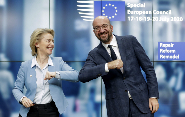 우르줄라 폰데어라이엔(왼쪽) 유럽연합(EU) 집행위원장과 샤를 미셸 EU 정상회의 상임의장이 21일(현지시간) 벨기에 브뤼셀에서 열린 EU 정상회의에서 기자회견을 마친 뒤 팔꿈치 인사를 하고 있다.이날 EU 27개 회원국 정상들은 7,500억유로 규모의 경제회복기금 조성에 합의했다./AP연합뉴스