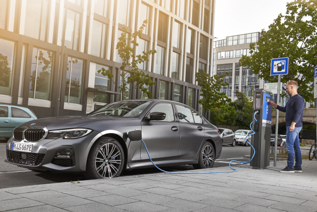 [Bestselling Car] 'PHEV부터 파워업'…BMW, 전기에 꽂히다