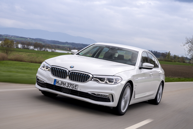 [Bestselling Car] 'PHEV부터 파워업'…BMW, 전기에 꽂히다