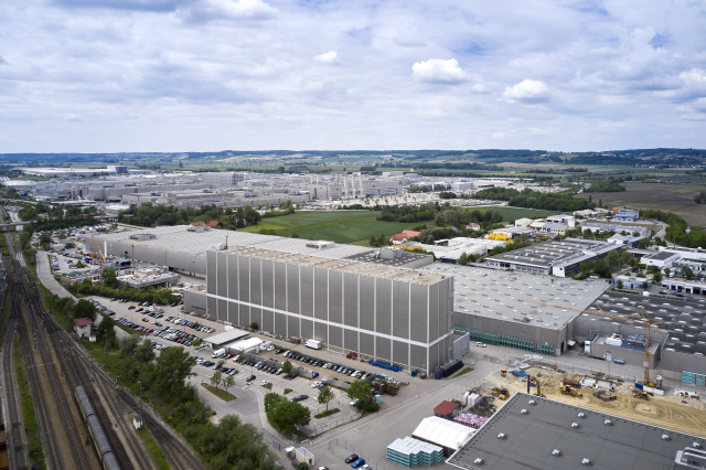 BMW그룹이 독일 딩골핑 공장에 새로 오픈한 ‘전기화 모델 생산 역량센터 전경./사진제공=BMW코리아
