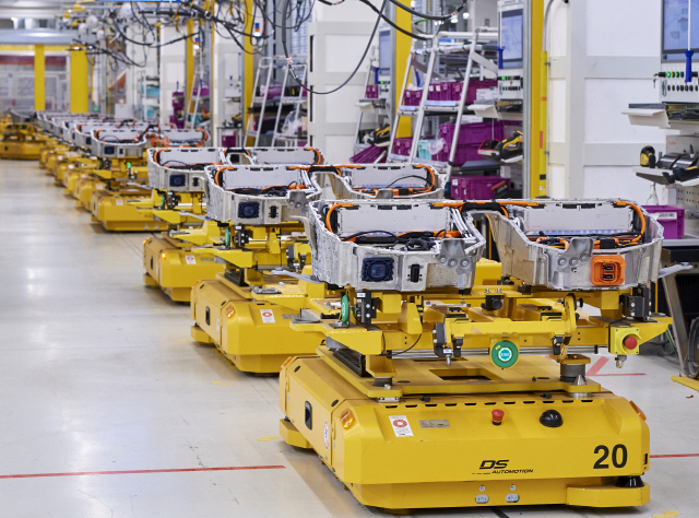 BMW 독일 딩골핑 공장 내 ‘전기화 모델 생산 역량센터‘에서 기계들이 완성차를 조립을 하고 있다. /사진제공=BMW코리아
