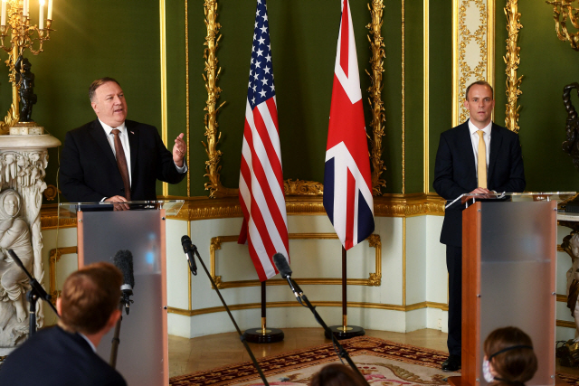 영국을 방문한 마이크 폼페이오 미국 국무장관이 21일(현지시간) 런던의 랭카스터 하우스에서 도미닉 라브 영국 외무장관과 공동 기자회견을 하고 있다. /AFP연합뉴스.