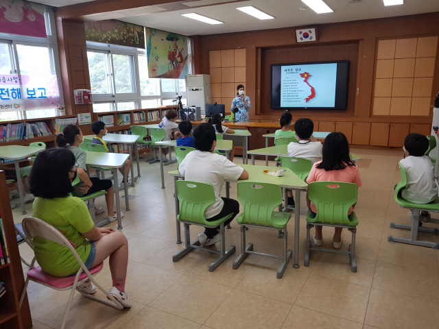 하동군 건강가정·다문화가족지원센터가 결혼이주여성 다이음 사업으로 ‘듣고 보고 함께 도전해 보고’라는 제목으로 교육을 하고 있다. /사진제공=하동군