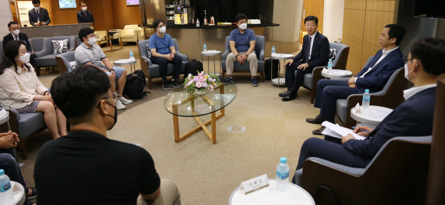 22일 오전 인천국제공항 1터미널 귀빈실에서 우태희 대한상의 상근부회장, 박복영 신남방정책특별위원회 위원장 등이 전세기로 베트남으로 향하는 기업인들과 대화하고 있다. 이날 중소·중견기업 220개사, 대기업 17개사, 공기업 4개사 등 241개사의 571명을 시작으로 다음달까지 총 1,500여명이 꽝닌성, 빈푹성 등으로 출국한다. /사진제공=대한상의