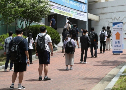 한국철도공사 신입사원 필기시험 응시생들이 지난달 14일 서울시내 한 대학에서 고사장 입실 전 체온 측정을 하기 위해 줄지어 기다리고 있다./연합뉴스