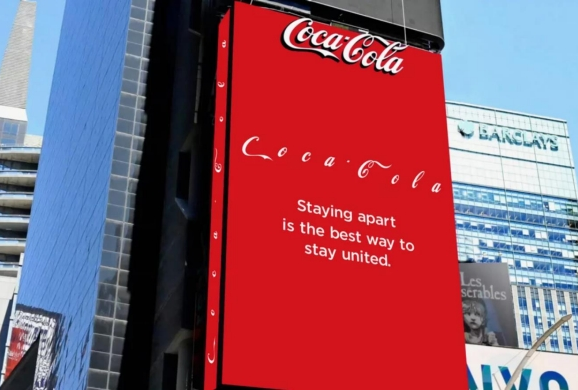 미국 뉴욕 타임스퀘어에 전광판에 걸린 코카콜라 광고. 코로나19 방역을 위한 ‘사회적 거리두기’를 독려하기 위해 코카콜라의 철자가 일정한 거리를 둔 채 적혀있다. 광고는 “거리를 두는 것이 하나가 되는 가장 좋은 방법”이라고 알리고 있다./코카콜라 제공