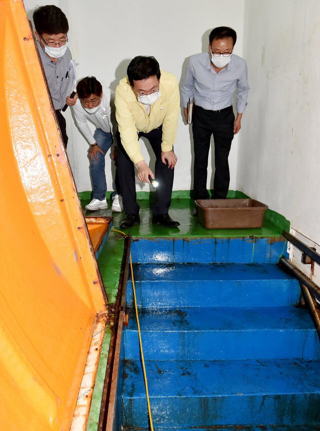박남춘(가운데)인천시장과 상수도사업본부 관계자들이 최근 수돗물 유충이 발생한 인천 서구 한 아파트 현장을 살펴보고 있다./사진제공=인천시