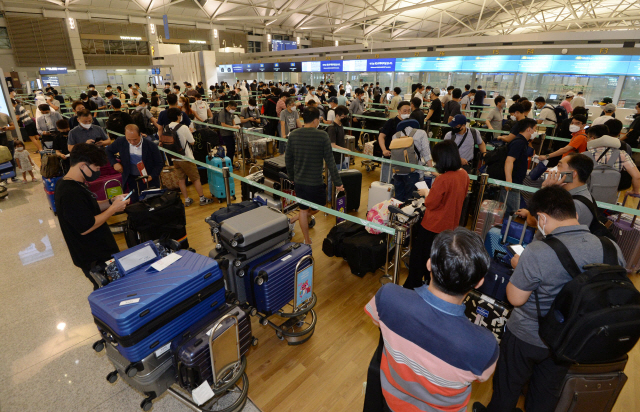 22일 인천국제공항 제1터미널 출국장에서 기업인들이 베트남행 전세기 탑승 수속을 위해 줄을 서 있다. 코로나19로 막혔던 베트남 하늘길이 다시 열리며 이날 대·중소기업 241개사 571명을 시작으로 다음달까지 총 1,500여명이 베트남 꽝닌성·빈푹성 등으로 출국한다.   /영종도=권욱기자