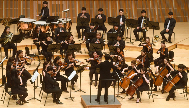 22일 서울 송파구 롯데콘서트홀에서 열린 서울경제신문 창간 60주년 기념 음악회 ‘비바! 베토벤!(VIVA! Beethoven!)’에서 트리니티필하모닉오케스트라(지휘 류성규)가 베토벤 교향곡 운명을 연주하고 있다./권욱기자