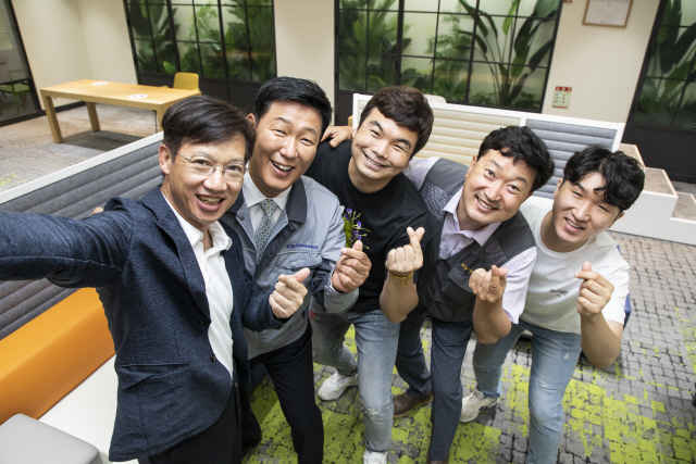 김창한(왼쪽) 삼성전자 DS부문 상생협력센터 전무와 협력사 관계자들이 22일 기념촬영을 하고 있다. /사진제공=삼성전자