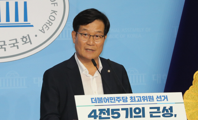 신동근 더불어민주당 의원이 22일 오후 서울 여의도 국회 소통관에서 기자회견을 열고 최고위원 출마선언을 하고 있다. /연합뉴스