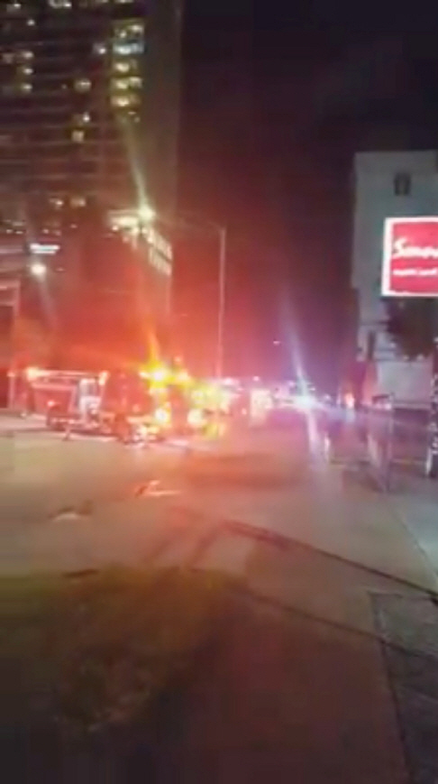 21일(현지시간) 화재가 발생한 미국 텍사스주 휴스턴에 있는 중국 총영사관 앞에 소방차들이 대기하고 있다. /로이터연합뉴스